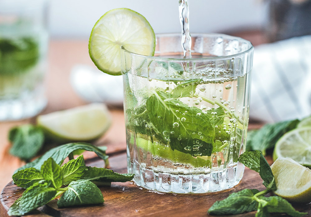 Gurken-Minz-Wasser in einem Glas