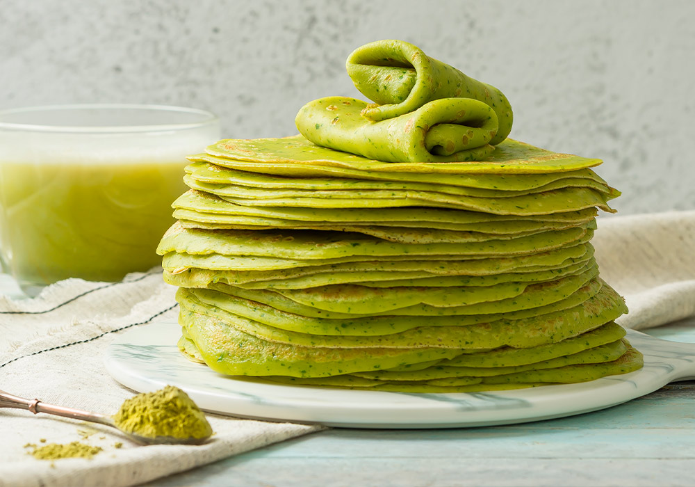 Grüne Matcha Pancakes auf einem Teller.