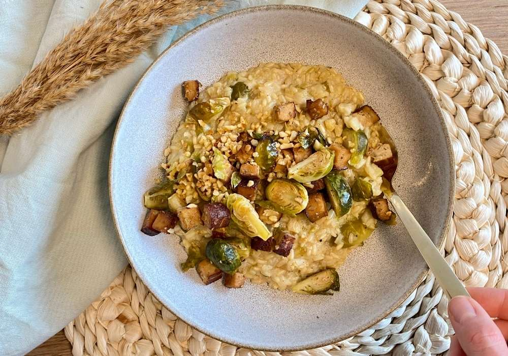 Rosenkohl-Risotto mit Tofu Haselnuss Crunch