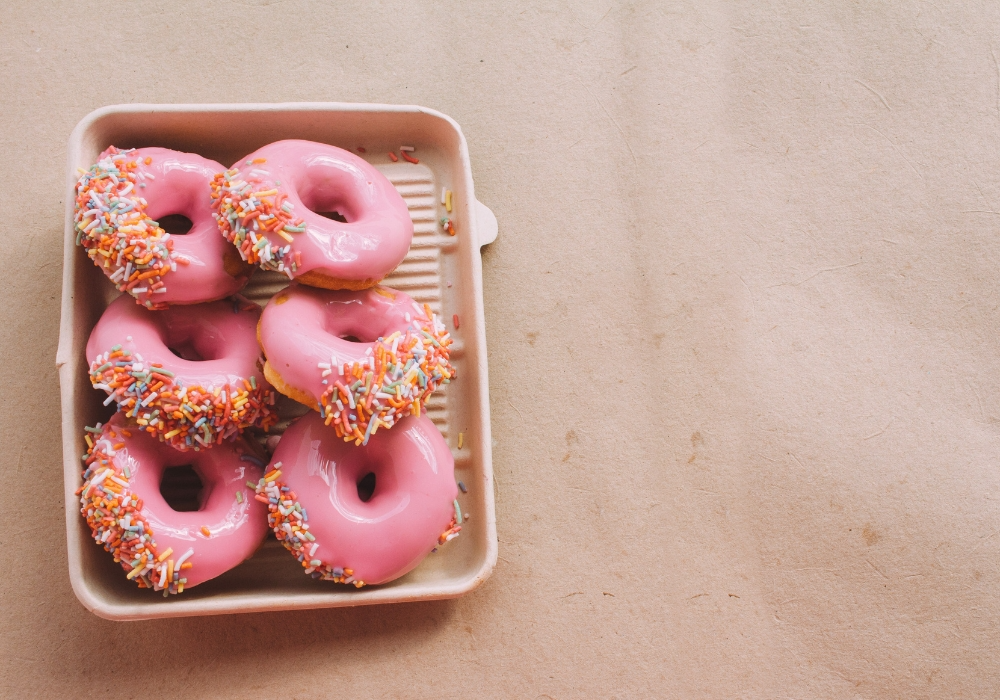 Zuckerige, pinke Donuts in Schale