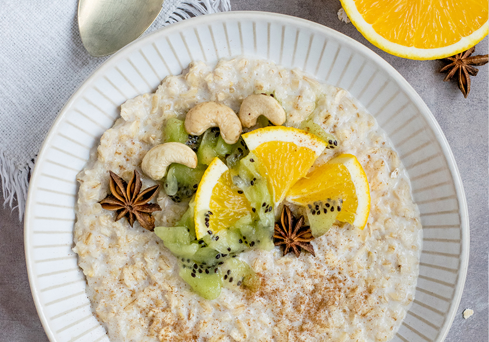 Porridge mit Vanillegeschmack, Nüssen und Obst garniert