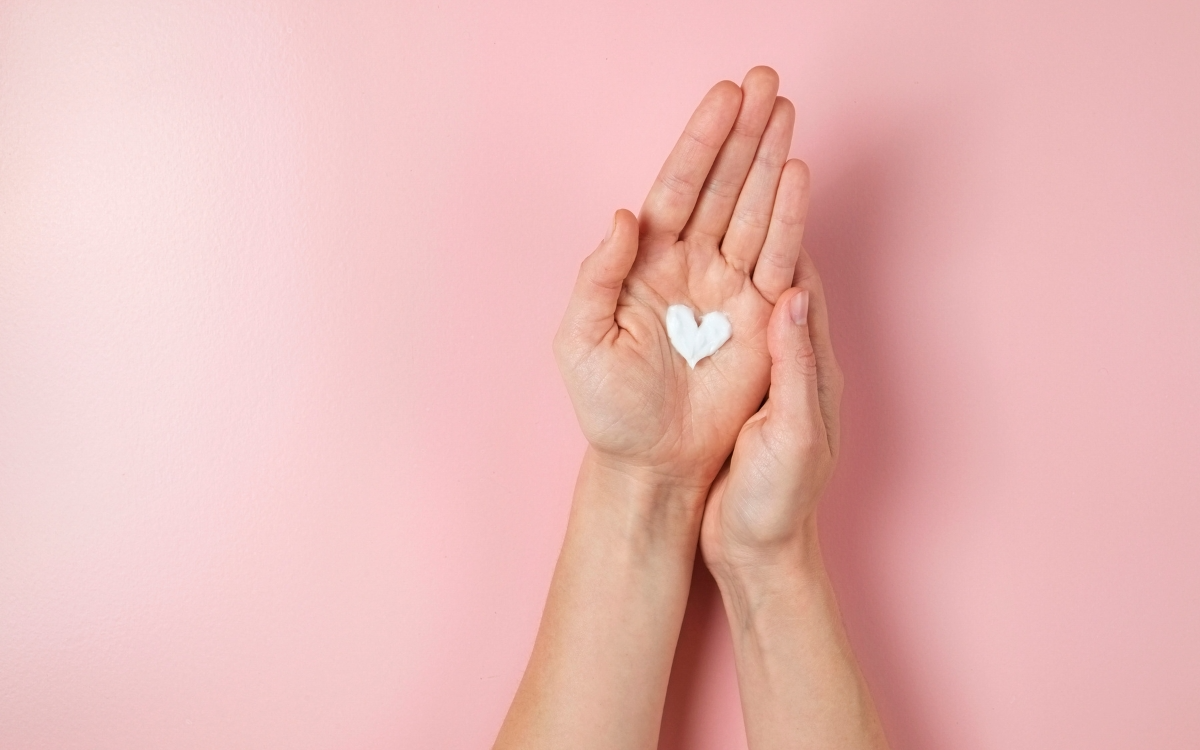 Hand mit Creme