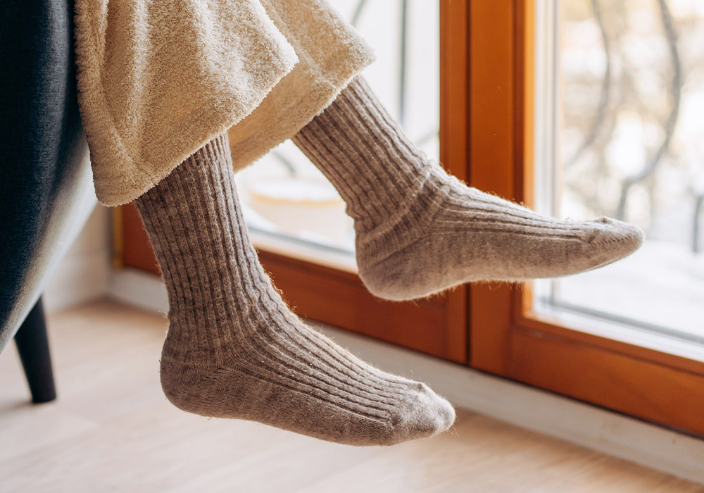 Füße in dicken Stricksocken