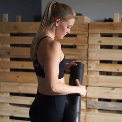 Frau mit einer Yogamatte