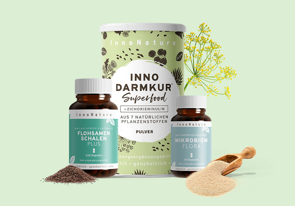 Darmkur Pulver, Flohsamenschalen Plus Kapseln und Mikrobiom Flora Kapseln. Dekoriert mit Pflanzen im Hintergrund und Flohsamenschalen im Vordergrund.
