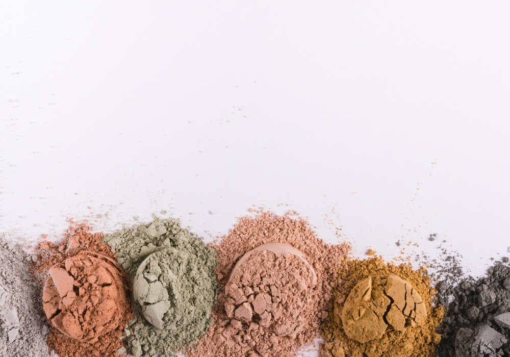 Verschiedene Farben der Tonerde