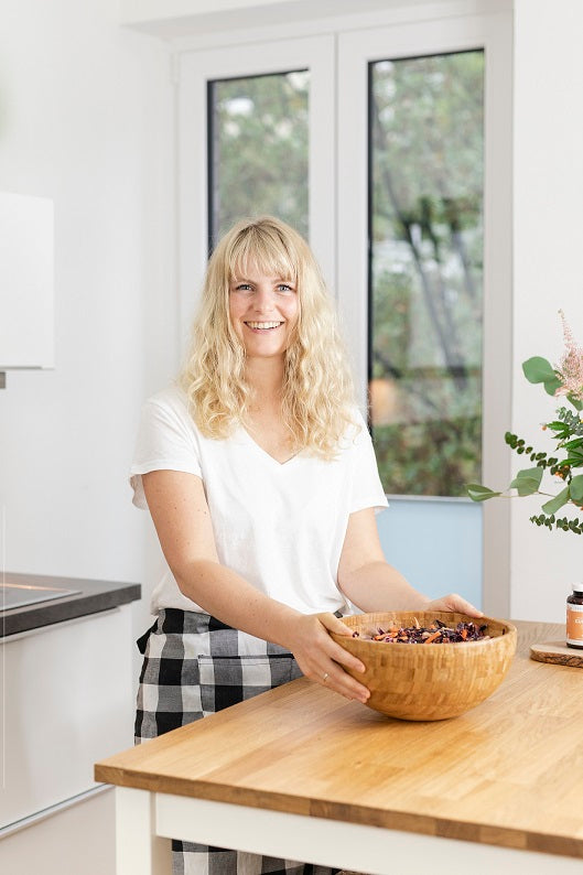 Julia in der Küche mit einer Schüssel Salat