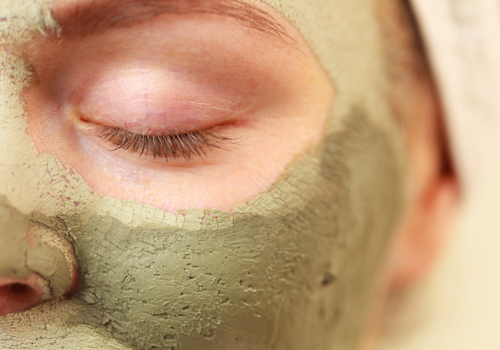 Frau wäscht sich Maske ab