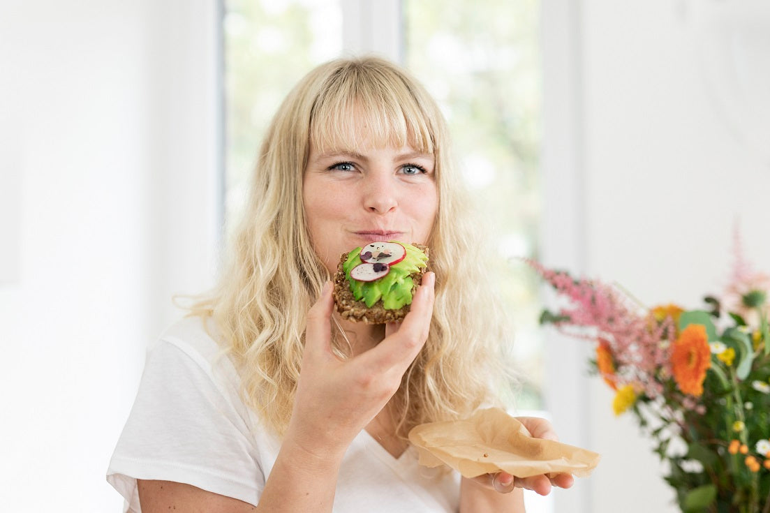 Julia isst ein Avocadobrot