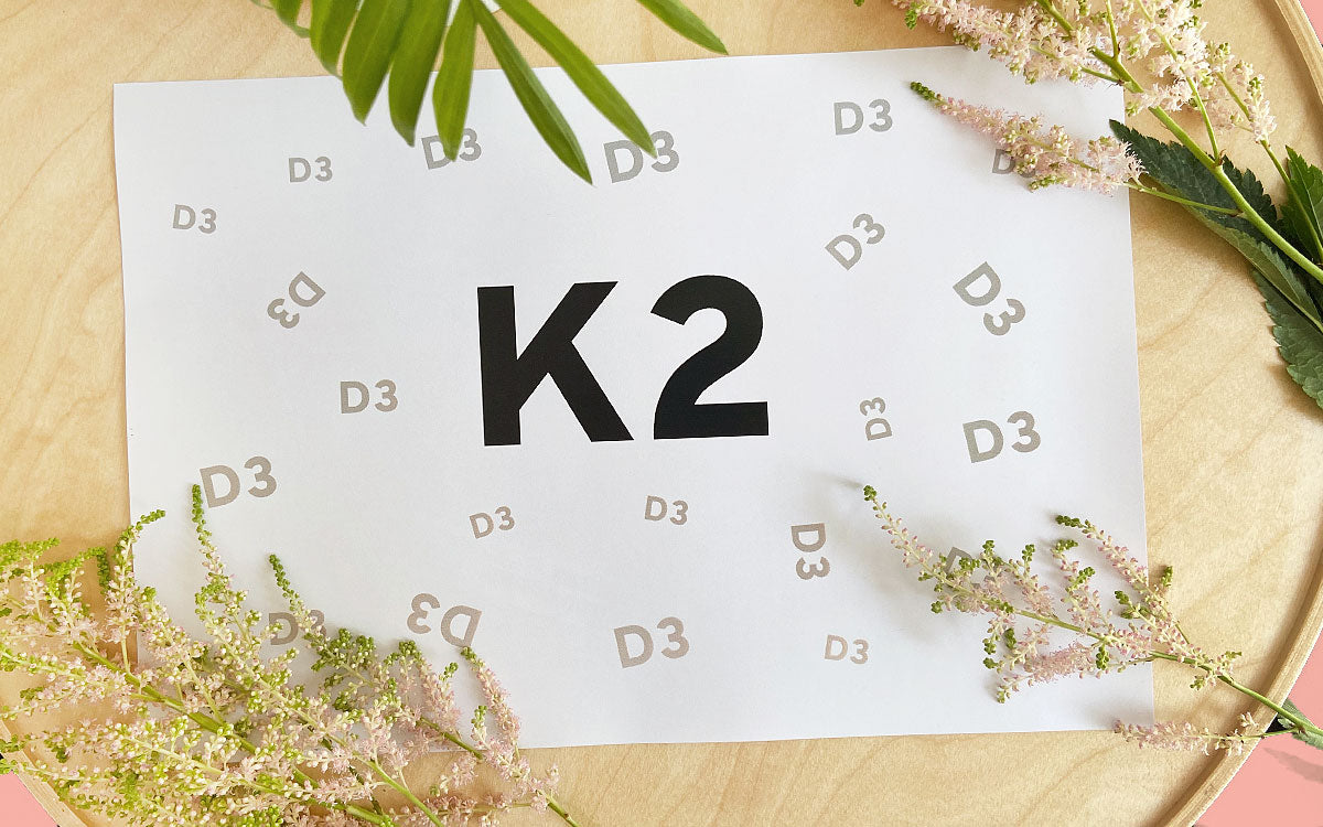 Auf einem weißen Papier steht in großem Druck K2, daneben in kleinerem Druck D3.