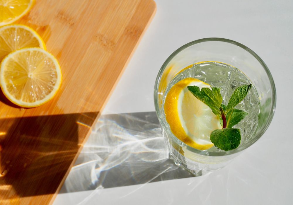 Glas mit grünem Saft. 