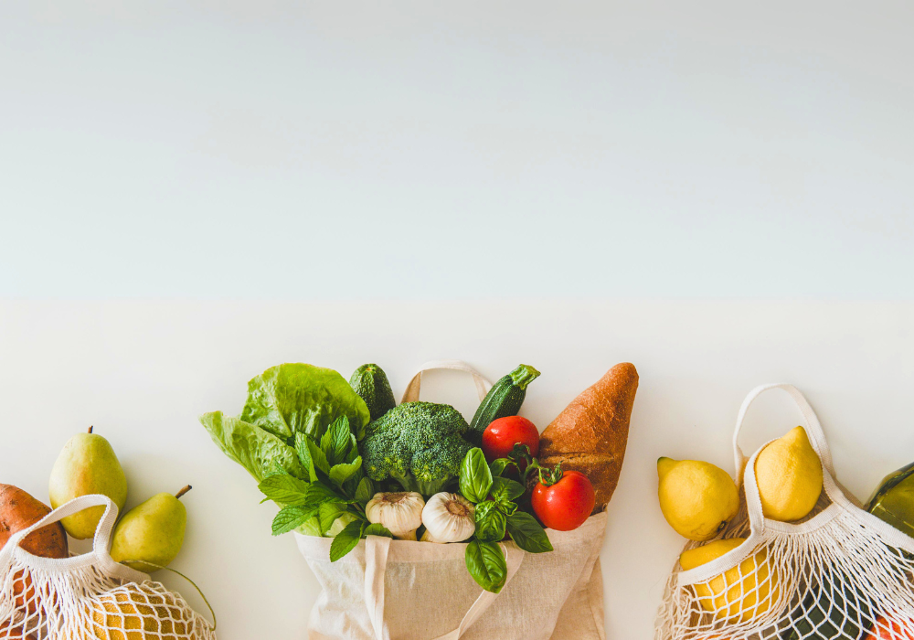 Vitaminreiches Gemüse, Obst und Öl in Stoffbeuteln