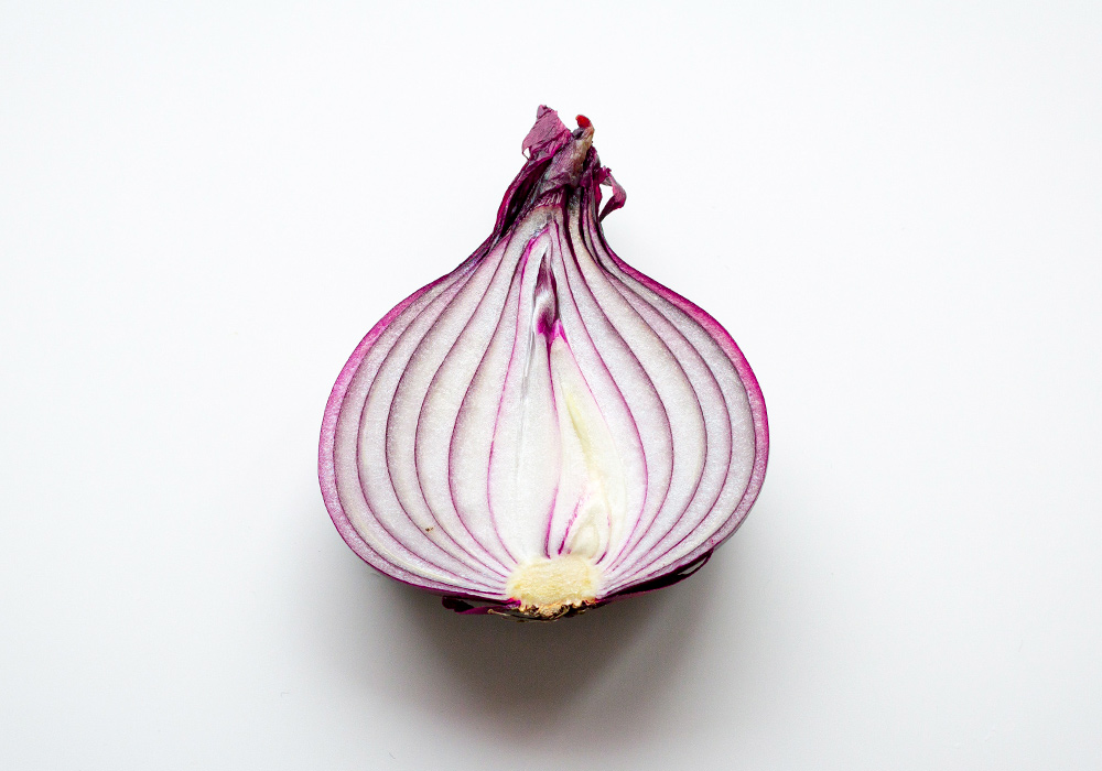 Aufgeschnittene rote Zwiebel.