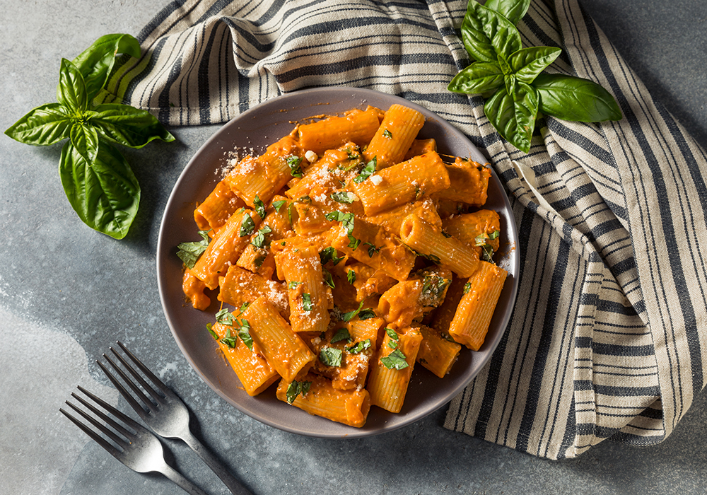 Pasta mit Paprika Sauce und Hefeflocken und Basilikum