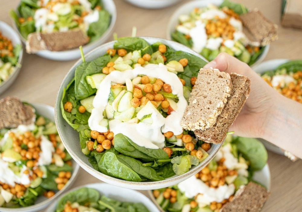 Leichter Waldorf-Salat mit gerösteten Kichererbsen in einer grauen Porzellan Schüssel