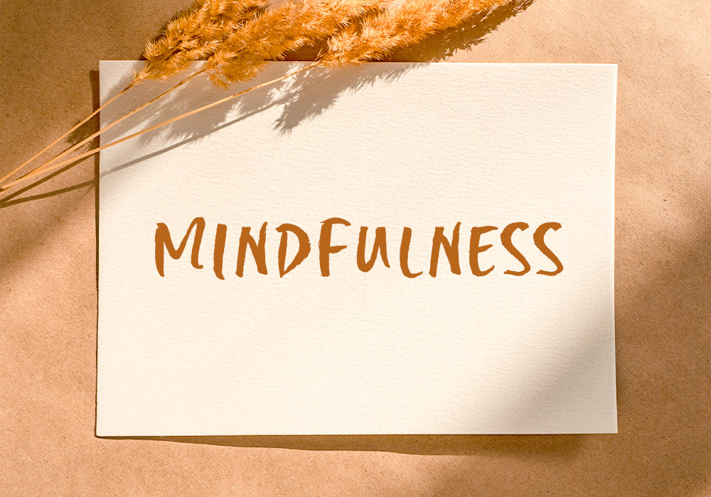 Blatt Papier mit dem Wort "Mindfulness"