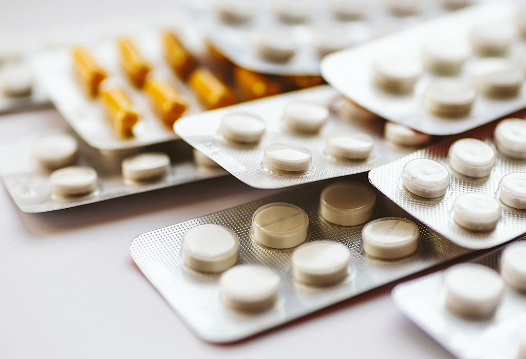 Mehrere Packungen mit Tabletten liegen auf einem Tisch.