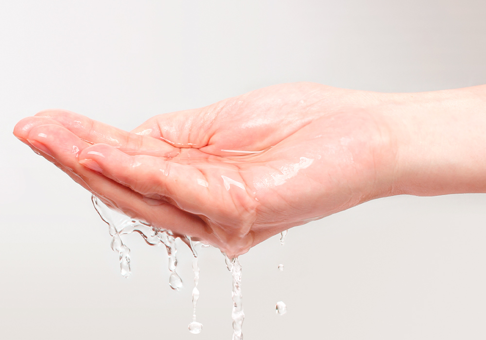 Hand, die Wasser hält