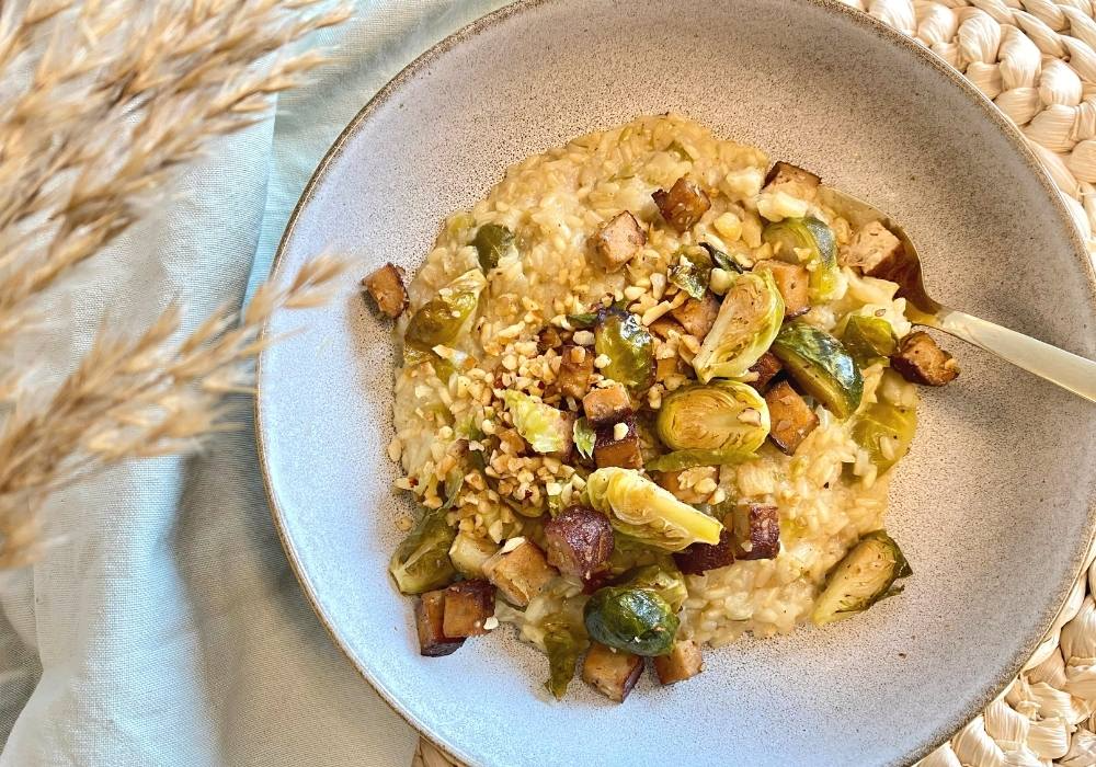 Rosenkohl-Risotto mit Tofu Haselnuss Crunch
