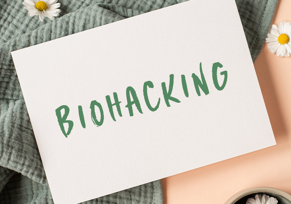 Bild von einem Zettel, auf dem groß das Wort Biohacking steht