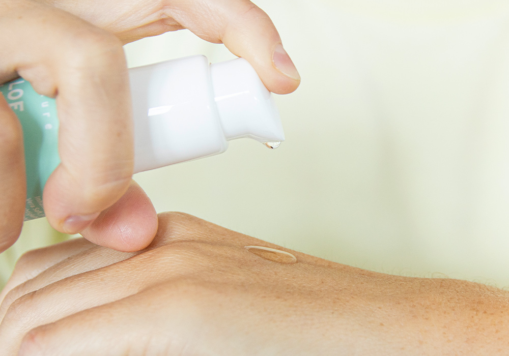 Ein Tropfen Aloe Hyaluron Säure von InnoNature auf einem Handrücken