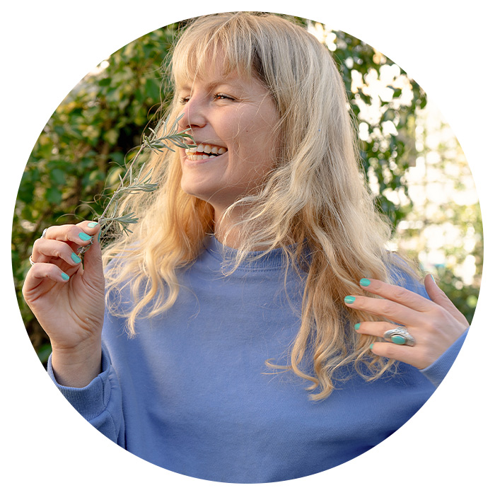 Julia riecht an einer Pflanze