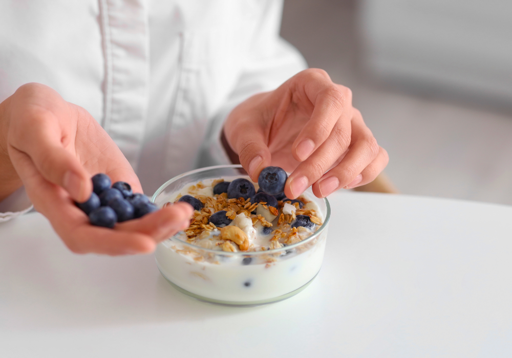 Sojajogurth mit Haferflocken, Nüssen und Blaubeeren