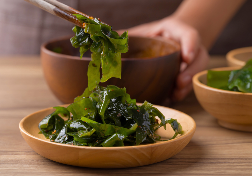 Algensalat in Holzschüssel