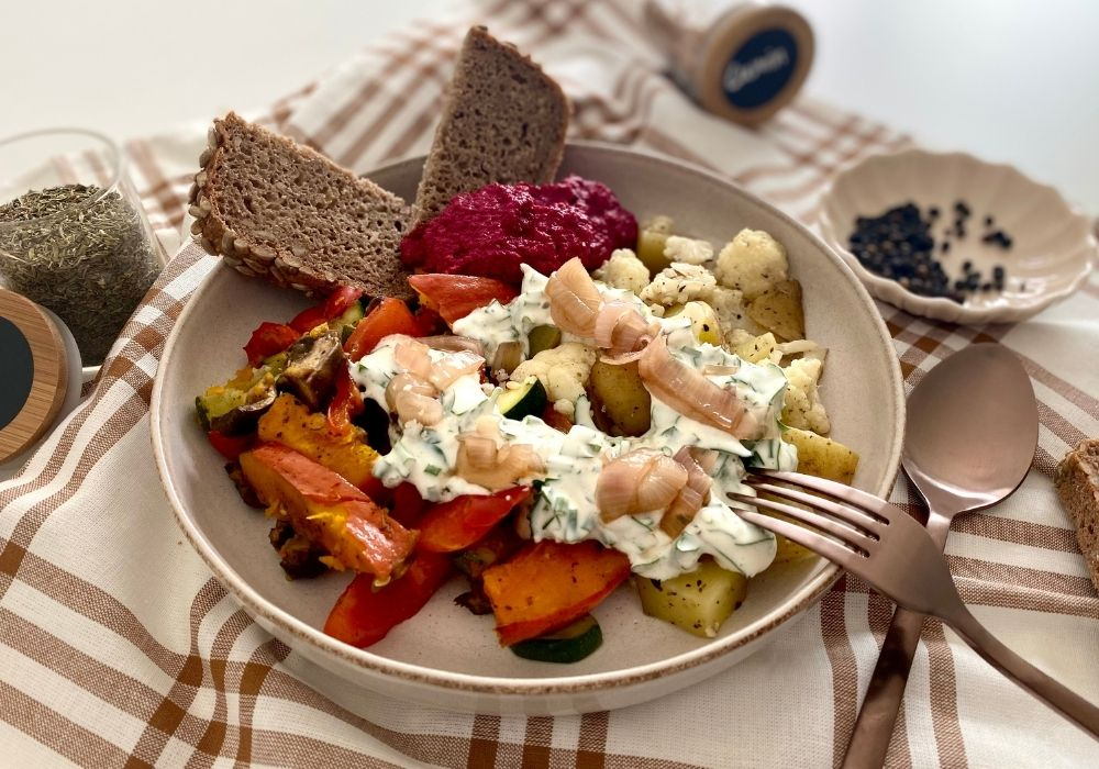 Buntes Gemüse-Allerlei mit rote Beete Hummus, Kräuterquark und Vollkornbrot.
