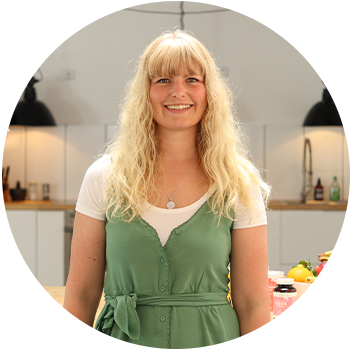 Julia lacht in die Kamera