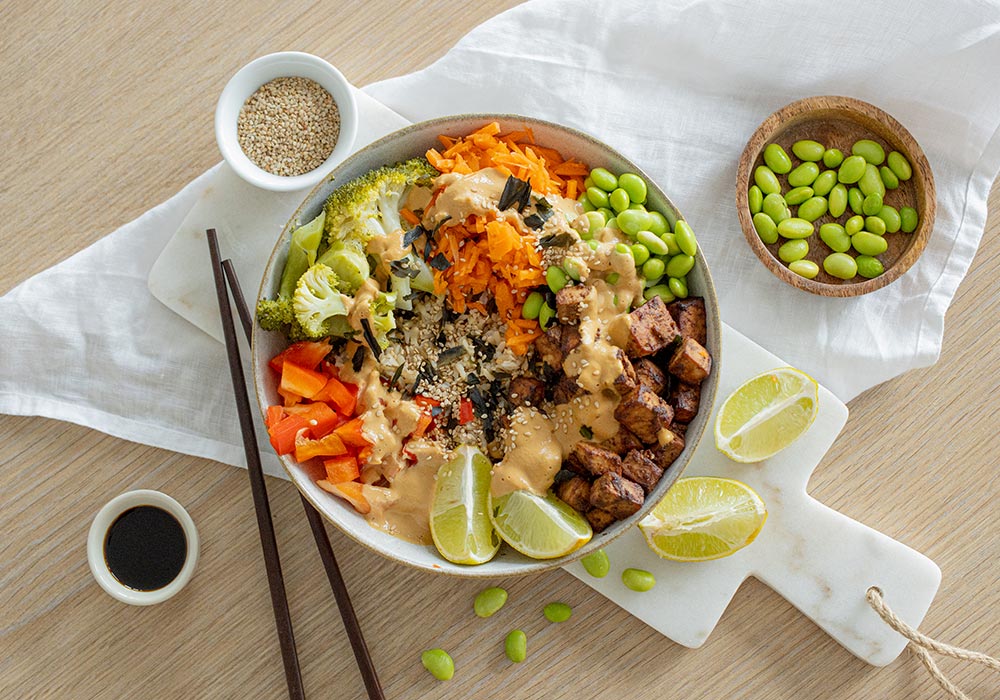 Bunte Bowl mit Gemüse, Tofu und Sesam