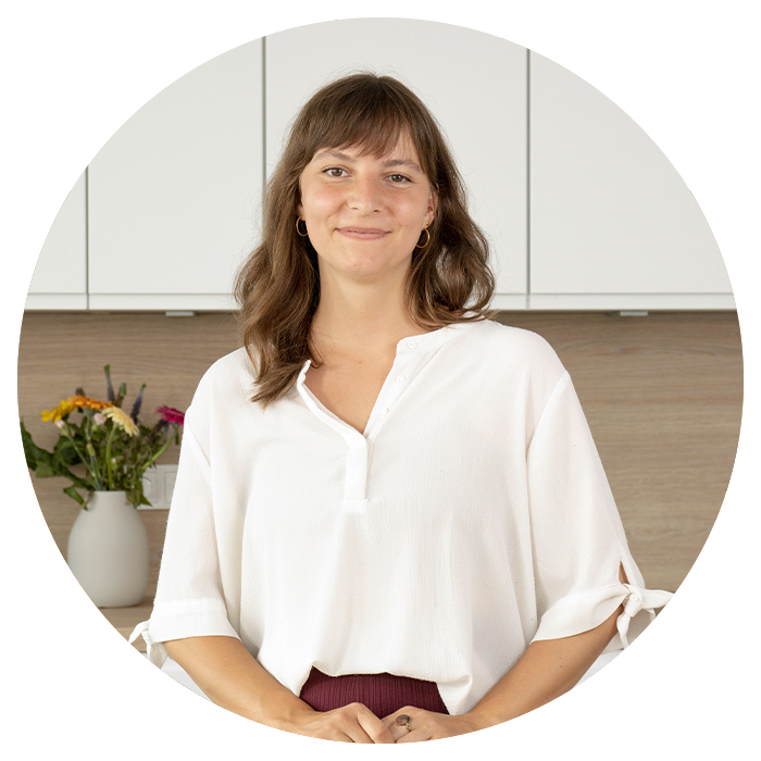 Klara lacht in die Kamera