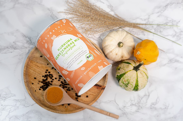 shake-von-innonature-verpackung-in-orange-auf-marmortisch-mit-leinentuch