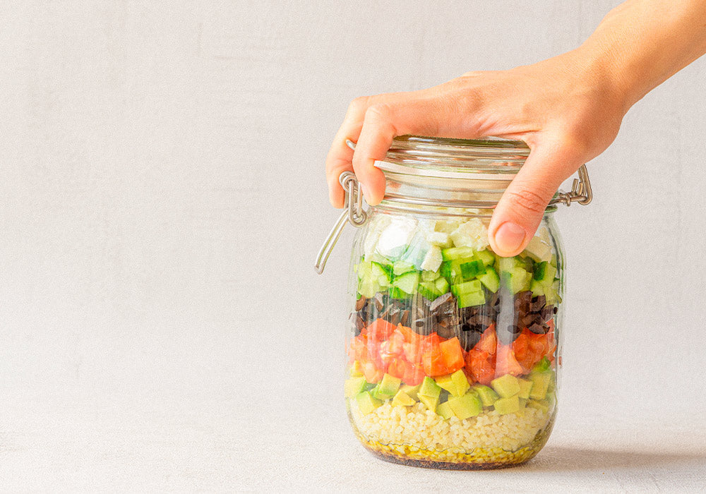 Vorratsbehälter mit einem vorbereiteten gesunden Salat 
