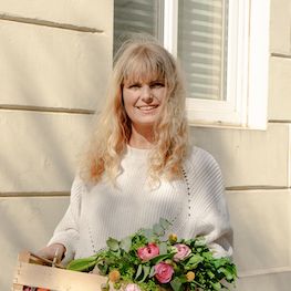 Julia mit Holzkiste und Blumen