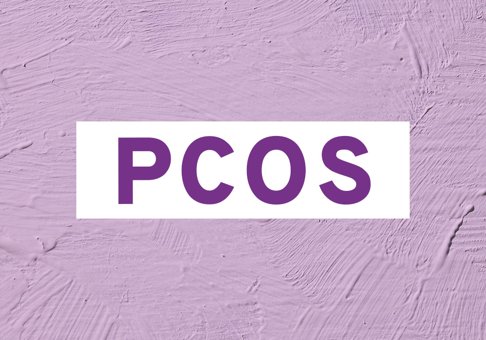 PCOS in Großbuchstaben und prägnant auf lila Hintergrund 