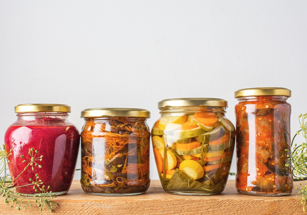 Fermentiertes Gemüse in Einmachgläsern