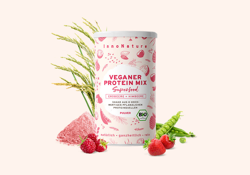Dose veganer Erdbeere Himbeere Protein Shake von InnoNature vor beige farbenem Hintergrund. Vor und neben der Dose sind die Inhaltsstoffe zu sehen: Himbeeren, Erbsen, Erdbeeren.