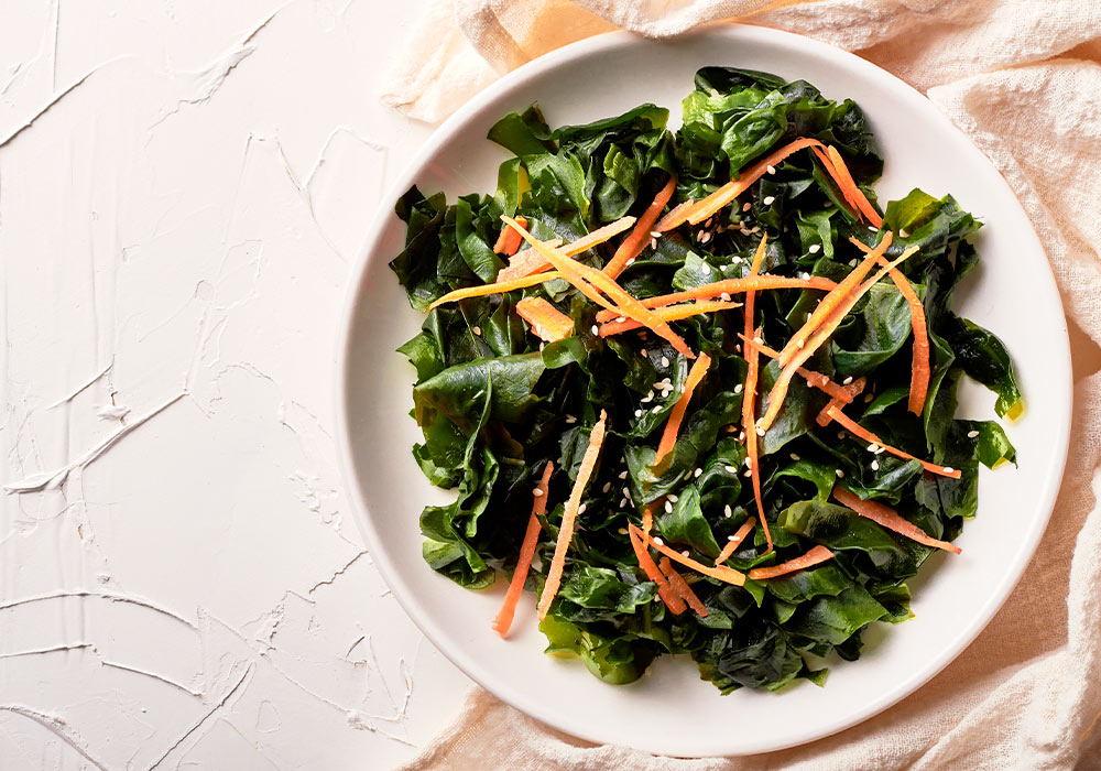 Algensalat mit Möhrenstreifen und Sesam