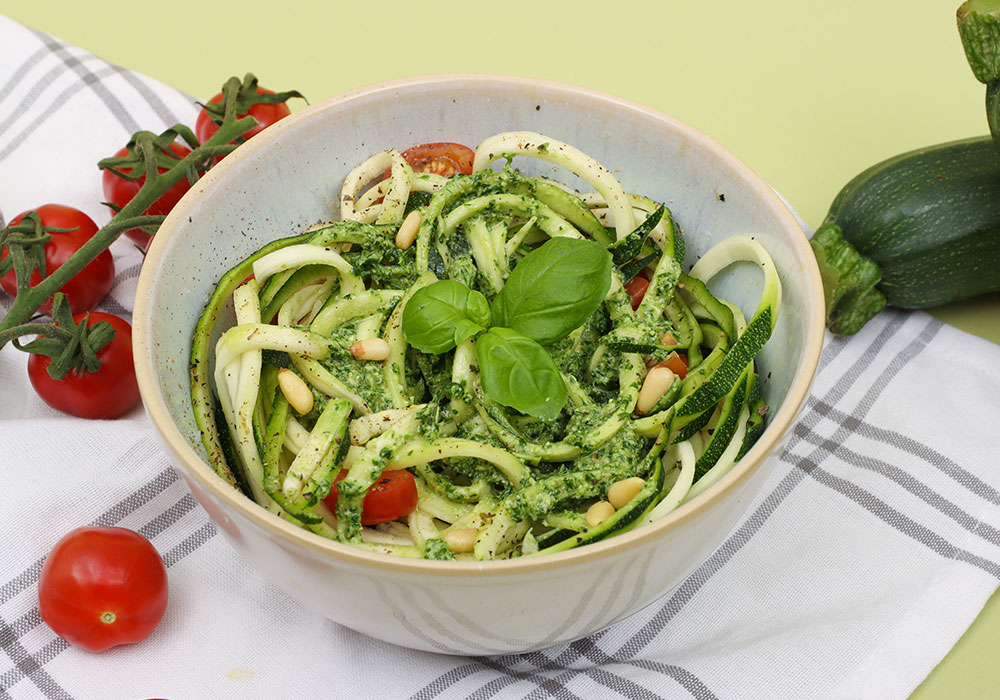 Zoodles mit grünem Pesto in einer Schüssel
