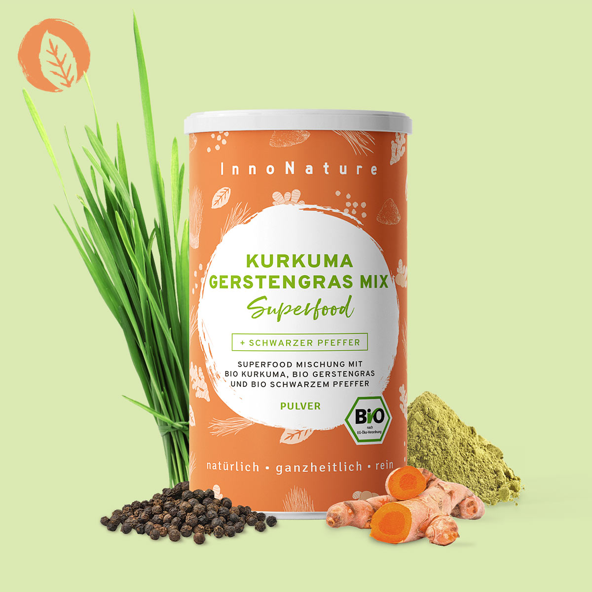 orange-dose-vor-gruenem-hintergrund-davor-gerstengras-kurkumaknolle-und-pfeffer-um-zu-zeigen-was-in-der-dose-enthalten-ist