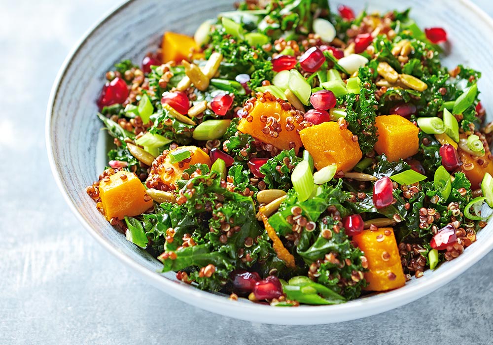 Bunter Salat mit Quinoa, Kürbis und anderen frischen Gemüse-Sorten.