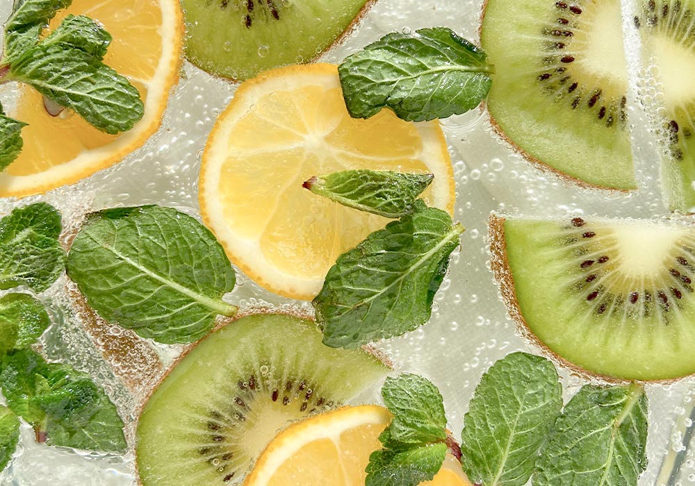 Aufgeschnittene Zitronen und Kiwi Scheiben. 