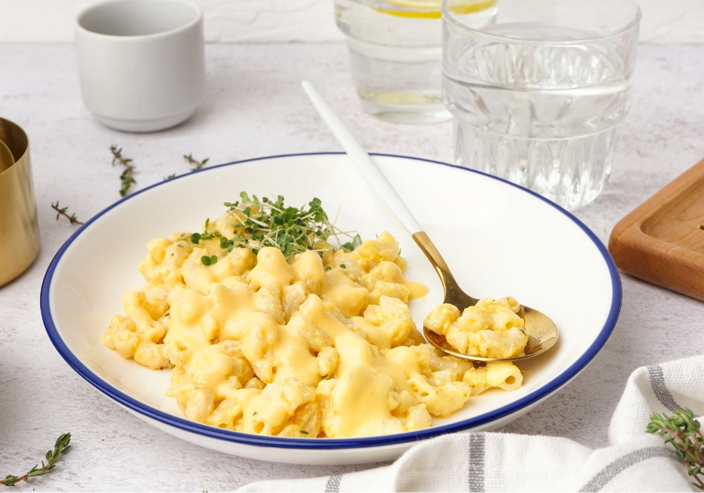 Kürbis Maceroni and Cheese in einem Teller mit Kresse