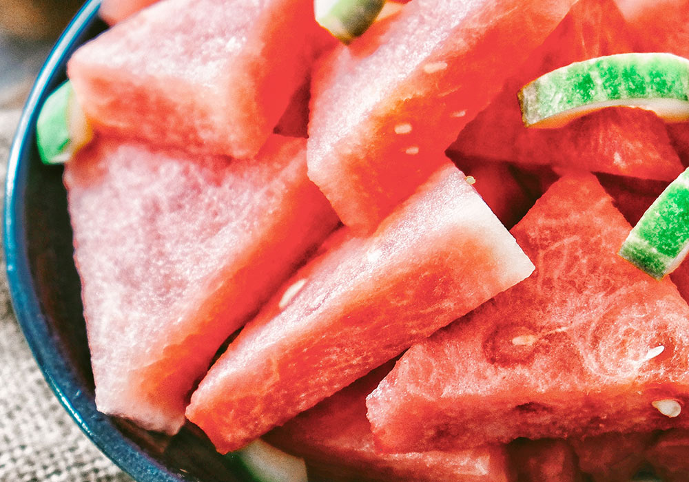 Wassermelonenscheiben in einer blauen Porzellanschüssel