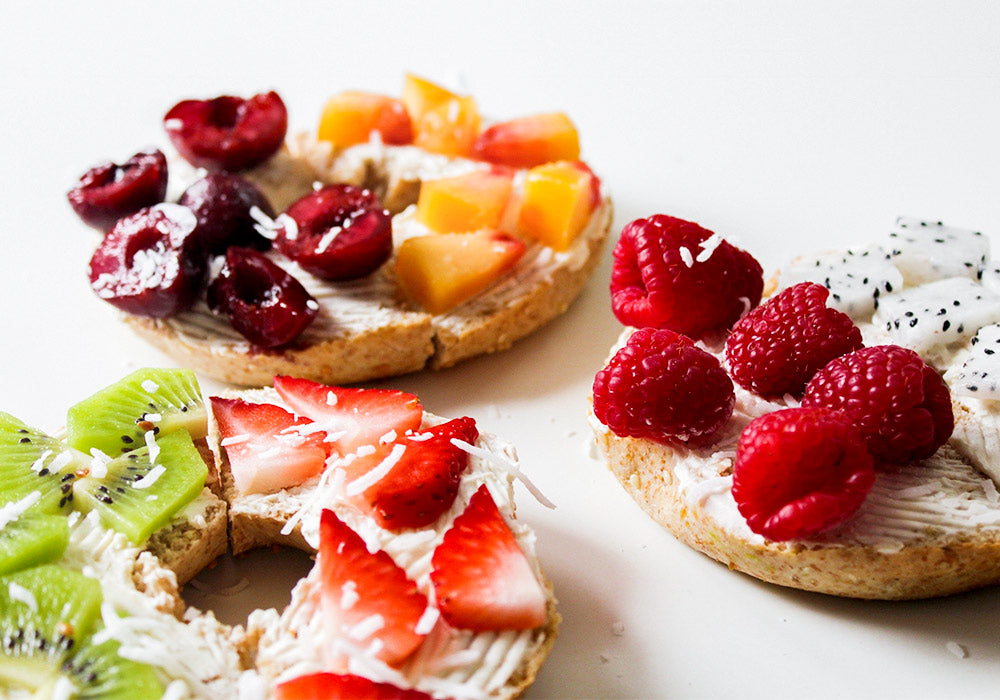 Gesunde Alternative bei Heißhunger: Bagel mit frischem Obst. 