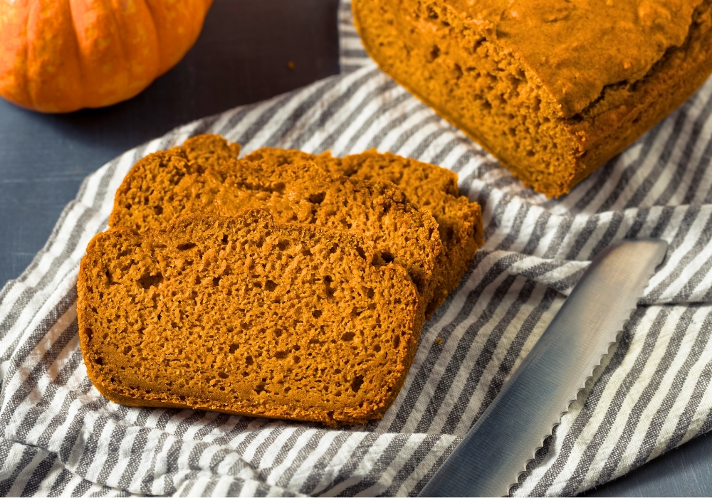 Orangfarbenes Kürbisbrot auf einem Küchentuch