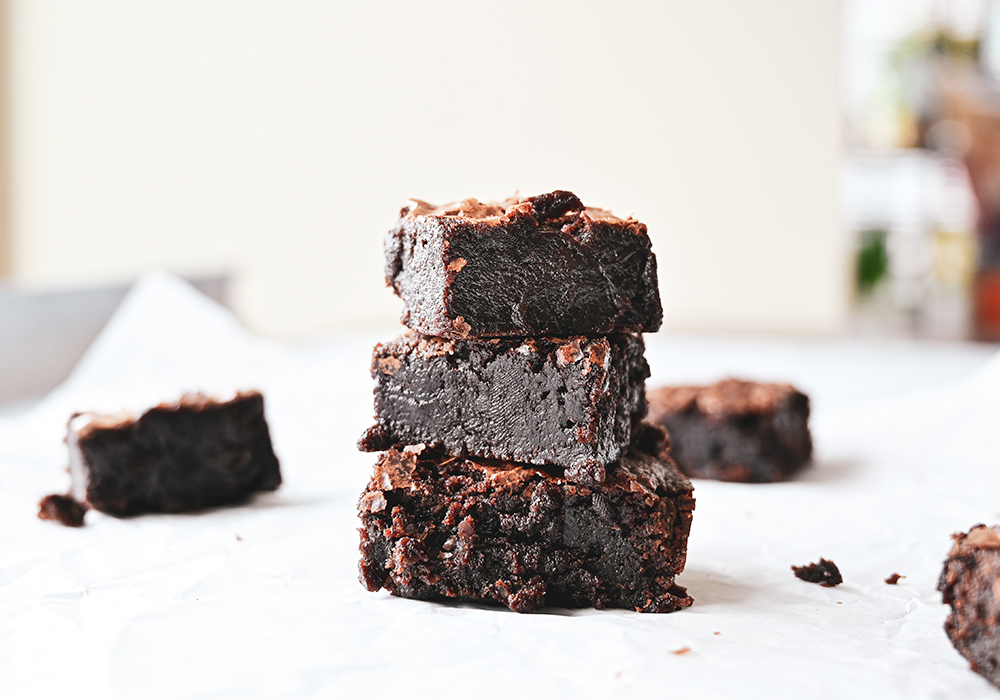 Drei saftige Brownies aufeinandergestapelt