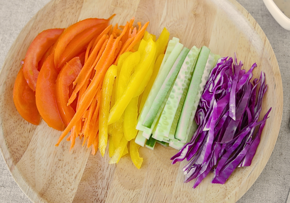 Ein Regenbogen an Gemüse: Tomate, Karotte, gelber Paprika, Gurke, Rotkohl