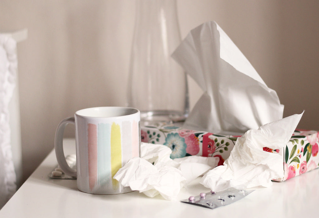 Eine Tasse und Taschentücher.